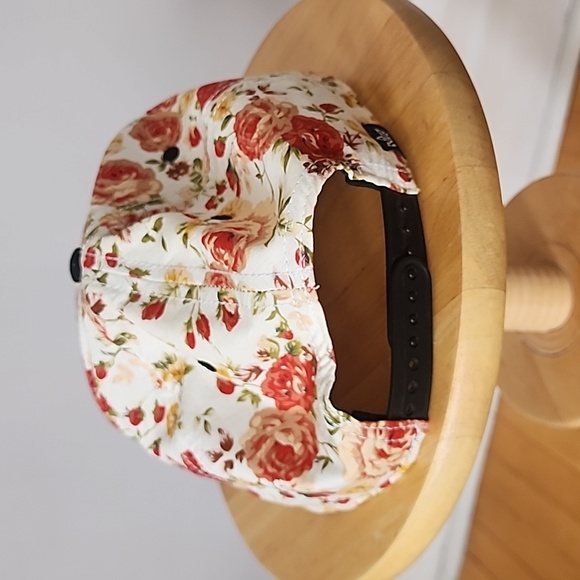Essential floral cap - Picture 4 of 7